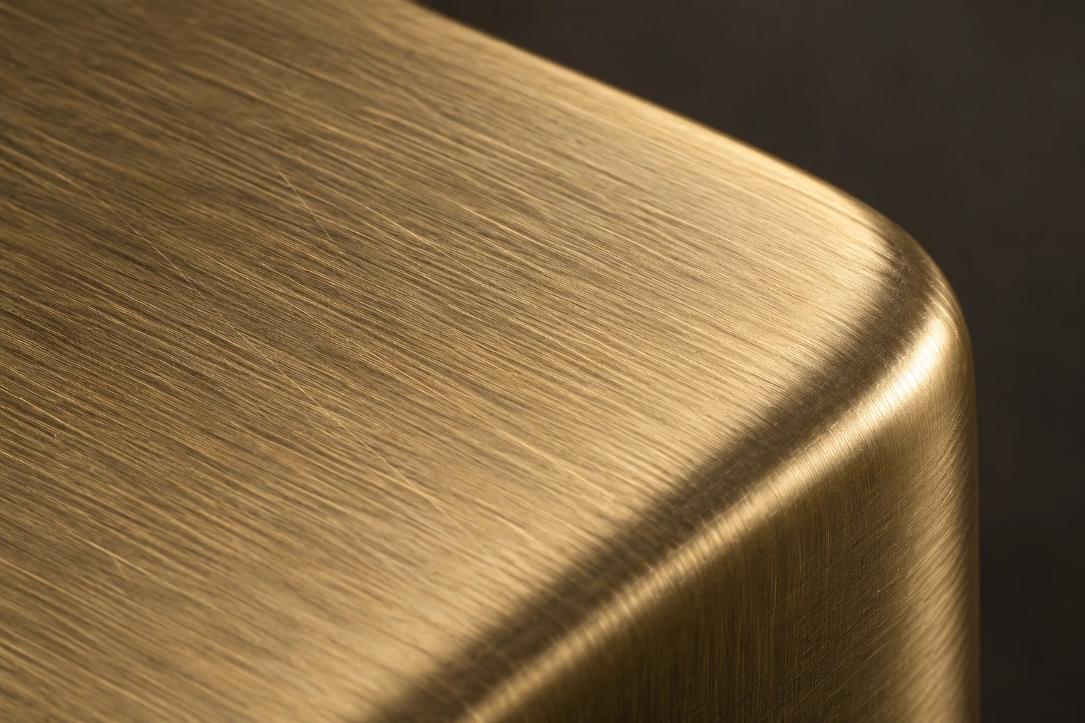 Finishing dekoratif kuningan brushed · Makro serat hairline terarah